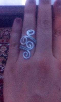 And because I just couldn't leave it like that, I made a ring to match :)